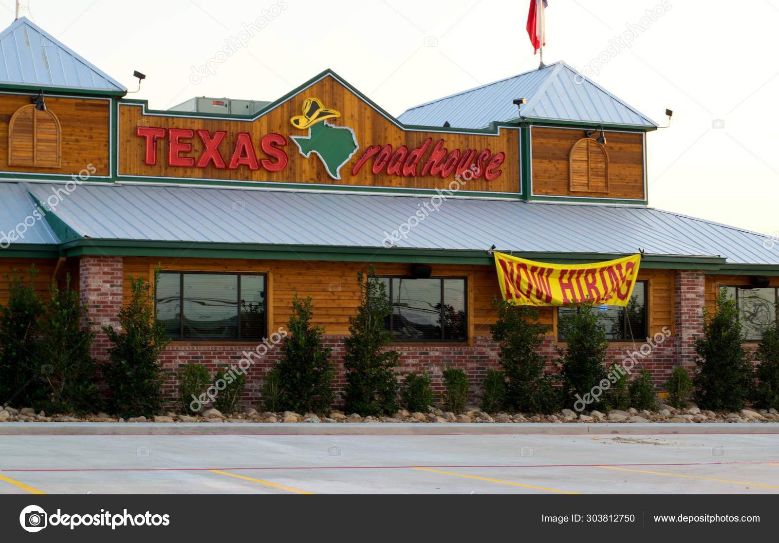 ヒューストン テキサス州 アメリカ 2019 テキサスロードハウスレストランは 雇用サインアウトフロントでハンブル テキサス州でオープンする準備をしています  1993年に設立され 町で最も偉大なステーキとバケツの中の無料ピーナッツで知られています — ストック編集用写真 ...