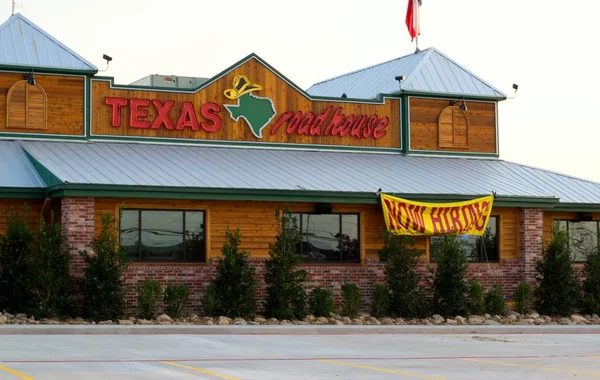 Houston, Texas/Usa 09/06/2019: Texas Roadhouse restoran önünde bir işe işareti ile Humble, Tx açılış için hazırlanıyor. 1993'te kurulan bu biftek, kovalarda bedava fıstık..