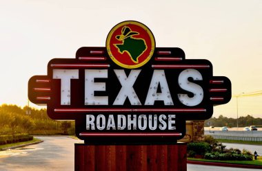 Houston, Texas/Usa 09/06/2019: Texas Roadhouse restoran işareti Humble, Texas bir otoyol tarafında erken bir sabah gündoğumu sırasında.