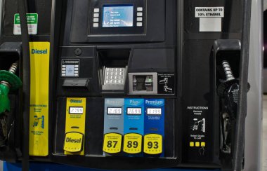 Benzin ve ödeme tuş takımı nın farklı sınıflarını gösteren jenerik gaz pompalarının kapatılması.