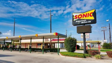 Houston, Texas / Usa 10 / 14 / 2019: Sonic, 1953 'te kurulan popüler bir Us burger restoranıdır ve paten kayan araba servisi ile ünlüdür. Resimler Houston, Teksas 'taki boş sonik garaj boşlukları..