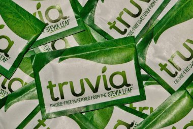 Houston, Teksas / ABD 05 / 10 / 2020: Truvia paketleri gevşek, tam kare makro görüntü dağıtıldı. Yapay tatlandırıcı ve şeker yerine, Coca Cola ve Cargill şirketleri tarafından ortaklaşa üretiliyor..