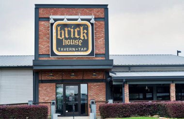Humble, Texas / USA 03 / 25 / 2020: Brick House Tavern + Tap spor barı dış görünüş Humble TX. Ana girişe odaklan ve imzala..