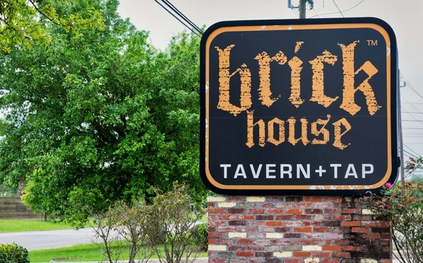 Humble, Texas / USA 03 / 25 / 2020: Brick House Tavern + Tap spor barı tabelası Humble TX. Resmin sol tarafına boşluk kopyala.