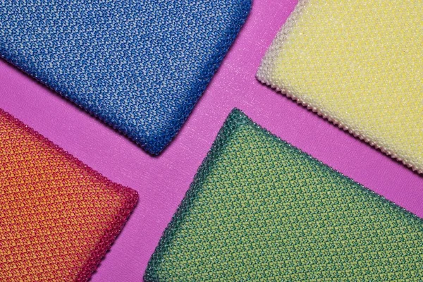 Esponjas Limpieza Coloridas Dispuestas Diagonales Sobre Fondo Color Peonía Imagen — Foto de Stock