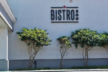 Houston, Teksas / ABD 04 / 26 / 2020: Houston, TX 'teki Red Lion Oteli' nin dışındaki Bistro 500 restoranı.