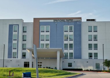 Houston, Teksas ABD 07-13-2025: SpringHill Suites motel mağazası dış cephe.