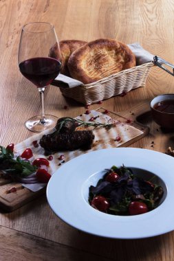 et ve salata masada akşam yemeği