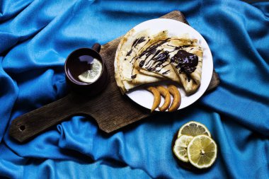 tabloda çay ve limon ile çikolatalı kek