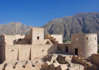 Körfez bölgesi boyunca antik kaleleri ile dolmuştu. Omani bu kale fantastik bir görünümü ile dağlarda ovalara arasında nestled olduğunu fark masum ziyaretçi.