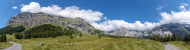 İsviçre Alpleri dağlara yeşil otlaklar dağlık sahne çevreleyen bakarak Kandersteg yakınındaki bir panoramik sahne.
