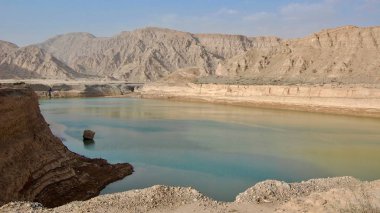 Çöl akşam güneşi güzel Rocky Mountain arka plan ile bir fırtınada sonra tam bir wadi. 