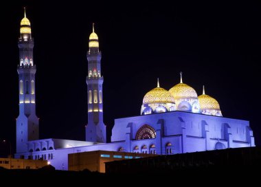 Al Ameen şehir gece mor, sarı, Muscat, Umman, parlayan Camii. 