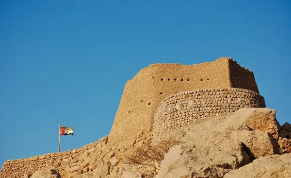 Wüstenfestung Den Vereinigten Arabischen Emiraten Mit Kühnem Blauem Hintergrund — Stockfoto