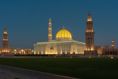 Sultan Qaboos Ulu Camii, Muscat, Umman günbatımı parlak kubbe gösteren koyu mavi gökyüzünde akşam erken saatlerde.