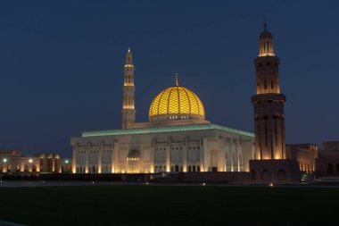 Muscat, Umman kapalı parlak sarı gösteren kubbe gün batımında Sultan Qaboos Ulu Camii.