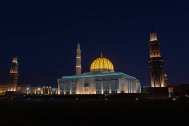 Muscat, Umman kapalı parlak sarı gösteren kubbe gün batımında Sultan Qaboos Ulu Camii.