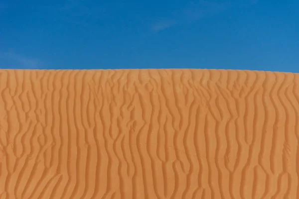 Contrast Mooie Diepblauwe Hemel Oranje Golfde Patroon Zandduinen Verenigde Arabische — Stockfoto