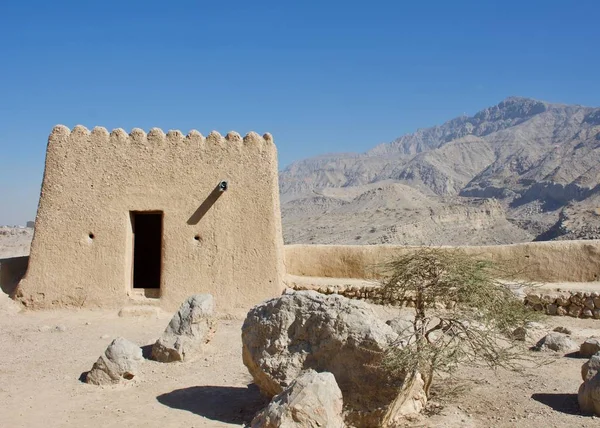 A aramak Dhayah Fort Ras al Khaimah için güneş altında Birleşik Arap Emirlikleri. 