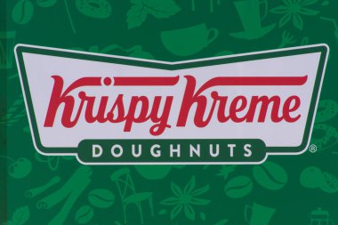 Krispy Kreme Doughnuts işareti yeşil arka plana sahip.