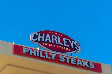 Charley'nin Philly biftek bir mavi gökyüzü arka plan üzerinde oturum.
