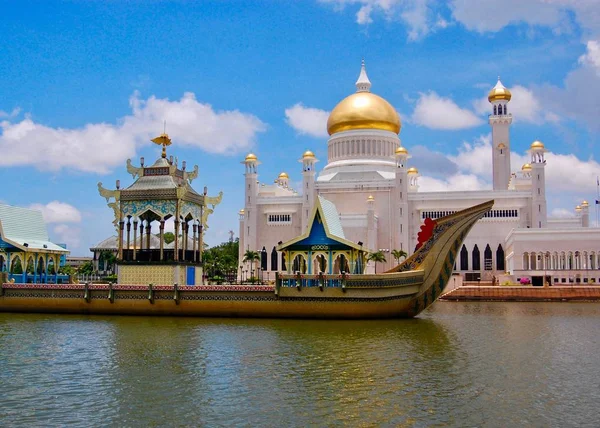 Mesquita Sultão Durante Dia Olhando Através Água Lago Para Incrível — Fotografia de Stock