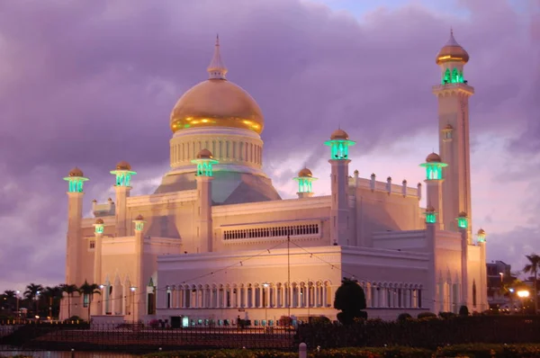 Pôr Sol Rosa Roxo Pendentes Contra Mesquita Cidade Sabah Kota — Fotografia de Stock