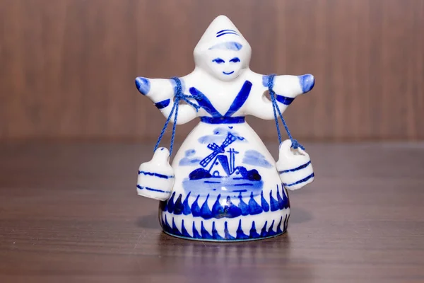 Delft Blue heykelcik çan taşıyan kız. — Stok fotoğraf