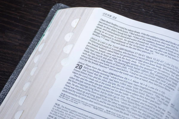 Páscoa Leitura Bíblica Das Boas Novas Ressurreição Jesus Cristo Dentre — Fotografia de Stock