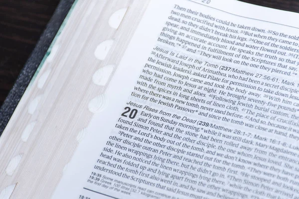 Czytanie Biblii Wielkanoc Dobrą Nowinę Zmartwychwstaniu Jezusa Chrystusa Martwych Jana — Zdjęcie stockowe