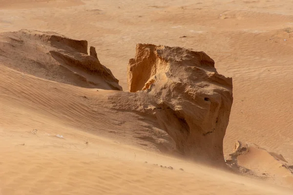 Tempestade no deserto soprando areia no chão . — Fotografia de Stock