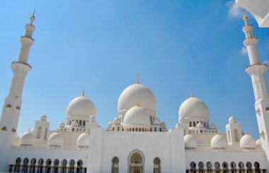 Ünlü Abu Dhabi Ulu Camii Minare, kuleler ve merkezi kubbe gösteren bir güzel mavi gökyüzü gün gündüz