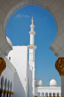 Ünlü Abu Dhabi Ulu Camii Minare, kuleler ve merkezi kubbe gösteren bir güzel mavi gökyüzü gün gündüz