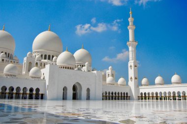 Ünlü Abu Dhabi Ulu Camii Minare, kuleler ve merkezi kubbe gösteren bir güzel mavi gökyüzü gün gündüz