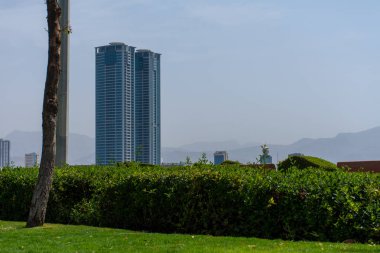 Ras Al Khaimah (RAK) Corniche çim ve şehir görünümü. 