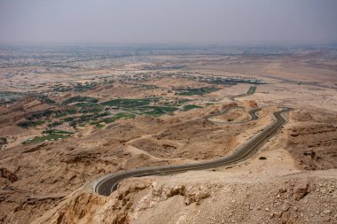 Jebal Hafeet (aka Jebel hafit) üzerinde bükülmüş otoyol bakış açısı
