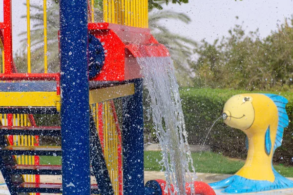 Diversão de verão para as crianças no splash pad . — Fotografia de Stock