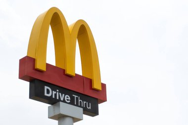 Mc Donalds logo beyaz arka plan üzerinde. 