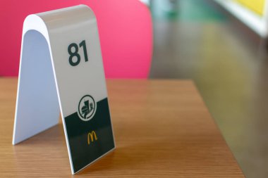McDonalds oturma Işareti yiyecek gelmesini bekliyor. 