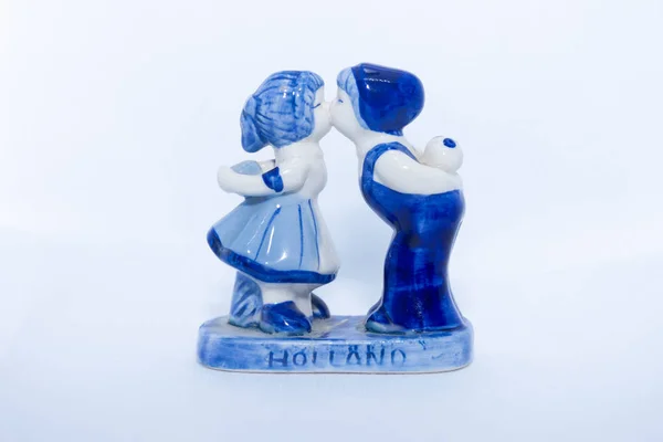 Hollandalı çifti öpmenin Delft Blue Figurine 'i. Holl 'dan hatıra. — Stok fotoğraf