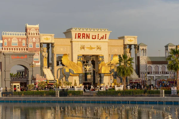 Una foto di Iran Sign rosso con esposizione cielo blu al Global Village — Foto Stock