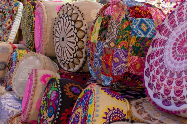 Almofadas indianas coloridas para venda em Global Village — Fotografia de Stock