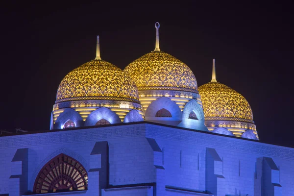 Mosquée Al Ameen City luisant la nuit violette et jaune à Musca — Photo