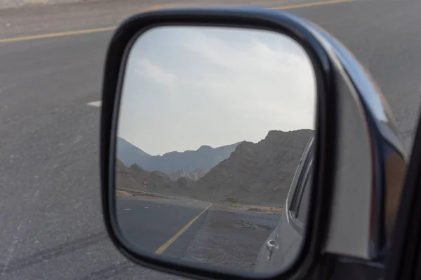 沿路行驶时，在后视侧镜中反射 — 图库照片