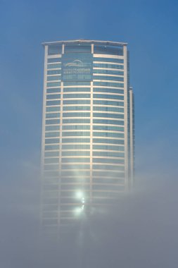 Ras Al Khaimah City Birleşik Arap Emirlikleri sabah erken sis. Julphur Towers, rak özellikleri, mavi gökyüzüne bulutlar üzerinde peeks