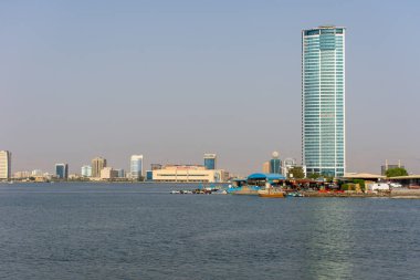 Corniche, daireler, şehir merkezi ve sakin balıkçı limanı. 