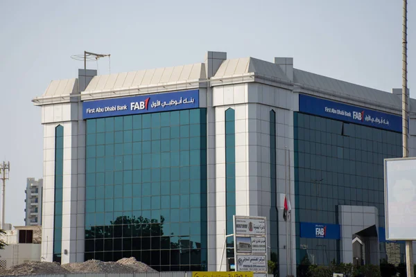 Eerste Abu Dhabi (FAB) Bank Blue storefront — Stockfoto