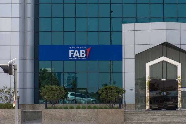 Eerste Abu Dhabi (FAB) Bank Blue storefront — Stockfoto