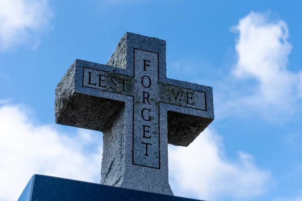 Para que no olvidemos el monumento a la cruz de piedra para la guerra mundial dos veteranos — Foto de Stock
