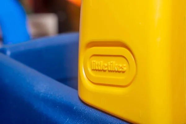 Логотип маленьких утят на детской игрушке ярко окрашенной машины . — стоковое фото
